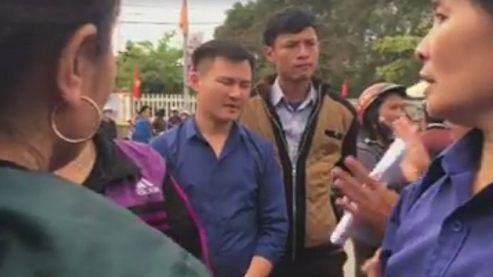 Hình từ video chia sẻ trên Facebook về cảnh tranh cãi giữa dân và quan chức địa phương ở Nghệ An quanh vụ Formosa