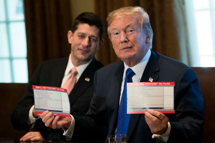Tổng thống Trump nói mã thuế mới đơn giản đến mức người dân có thể khai thuế trên bưu thiếp