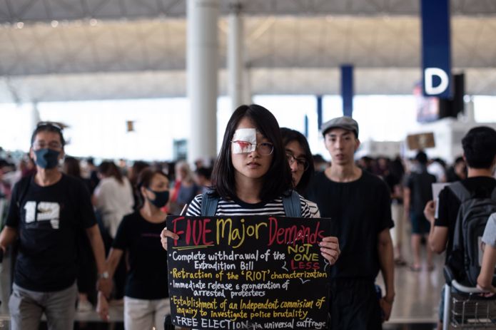 Một người biểu tình ủng hộ dân chủ tại một cuộc biểu tình tại sân bay quốc tế của Hồng Kông vào ngày 13 tháng 8 năm 2019