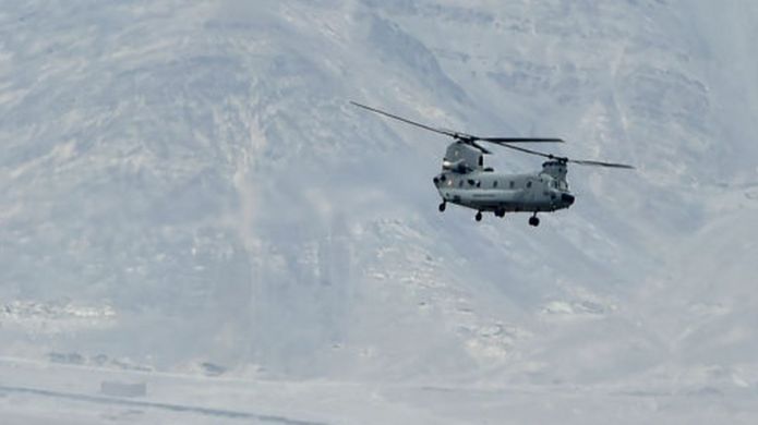 Un helicóptero indio sobrevolando la zona de la violencia en el Valle de Galvan.