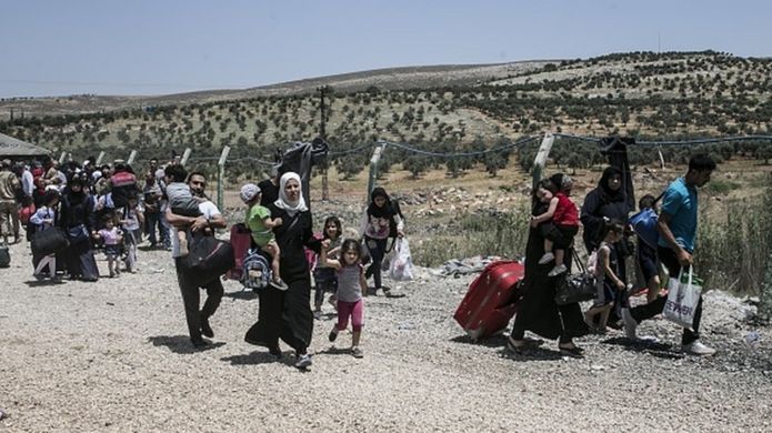 Suriyeliler, Hatay'daki Cilvezgöü Sınır Kapısı'ndan geçiş yapıyor.