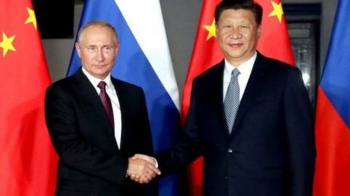 Vladimir Putin (izq.) y Xi Jinping