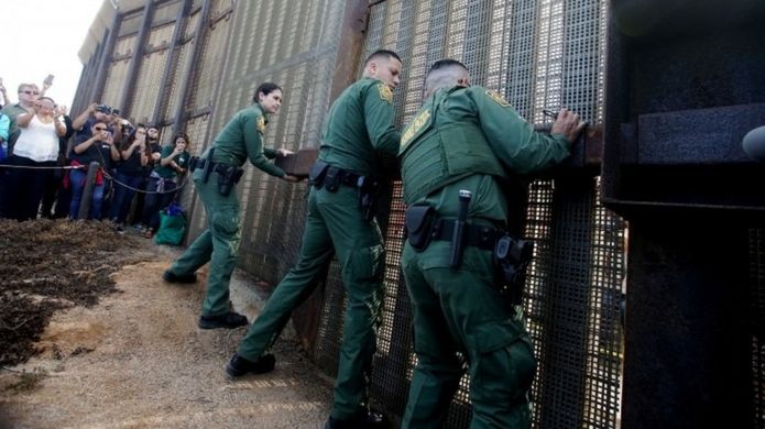 Guardias abren la puerta en la frontera