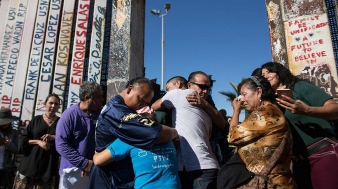 Familias se abrazan tras la apertura de la puerta en la frontera México-Estados Unidos