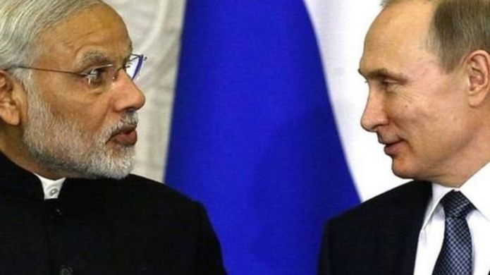 El primer ministro de India, Narendra Modi (izq.) y el presidente de Rusia, Vladimir Putin.