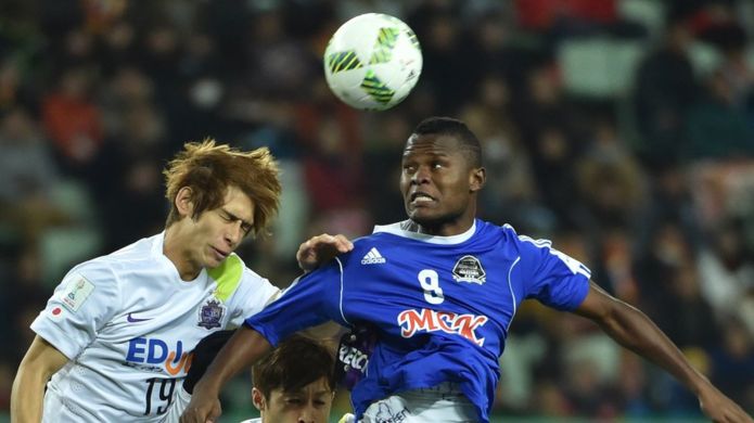 Samatta akicheza dhidi ya Sho Sasaki wa Sanfrecce Hiroshima ya Japan Desemba 13, 2015