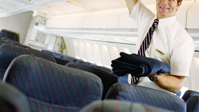 Comissário de bordo dentro de avião