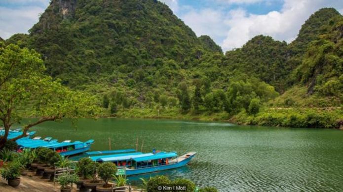 Những chiếc thuyền dài đưa du khách từ làng Phong Nha yên tĩnh dọc theo sông đến hang Phong Nha.