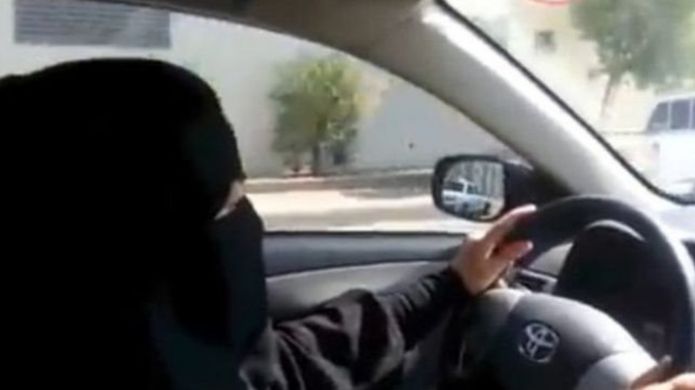 المرأة السعودية سيمكنها قيادة السيارة رسميا في 24 يونيو/حزيران المقبل