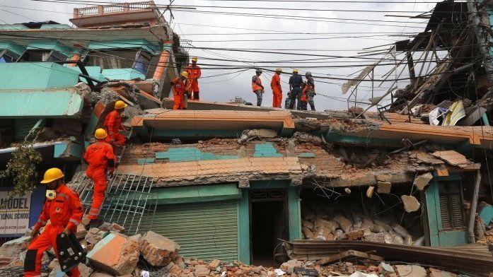 Indian rescue personnel search for survivors in a Kathmandu building 26/05/2015