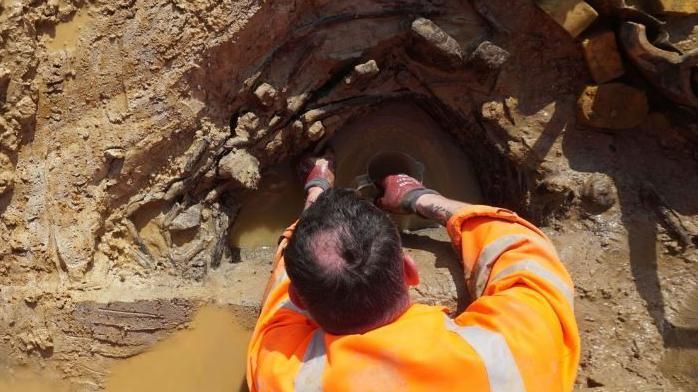 Bronze Age wooden well excavated in Benson - BBC News