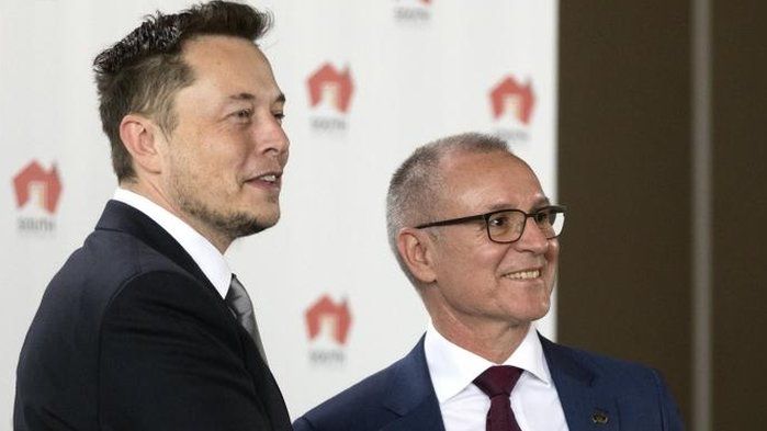 Tesla CEO Elon Musk (L) and SA Premier Jay Weatherill shake hands during a press conference