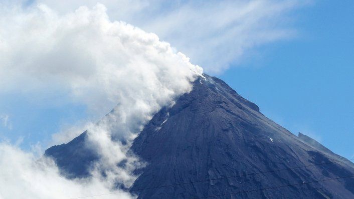 Mayon volcano spews ash into the air on 7 May 2013