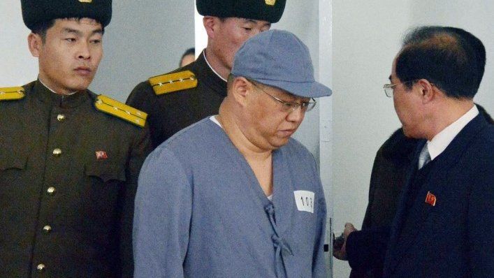 Kenneth Bae arrives for a 'press conference' in Pyongyangon 20 January 2014