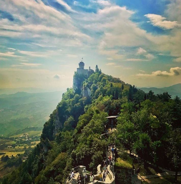 San Marino: "Un o'r gwledydd lleiaf yn y byd, ond uffar o le braf!"