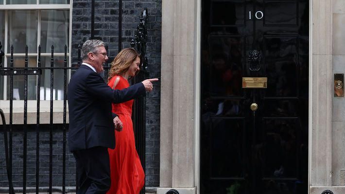 Britain's incoming Prime Minister Keir Starmer and leader of the Labour Party, and his wife Victoria enter 10 Downing Street in London