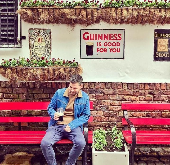 Mwynhau peint o Guinness ym Melfast