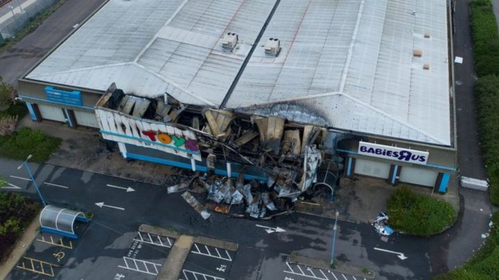 Toys R Us Building Damaged By Fire In Peterborough Bbc News