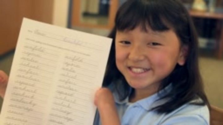 Resultado de imagem para A menina sem mãos que pinta e ganhou concurso de caligrafia