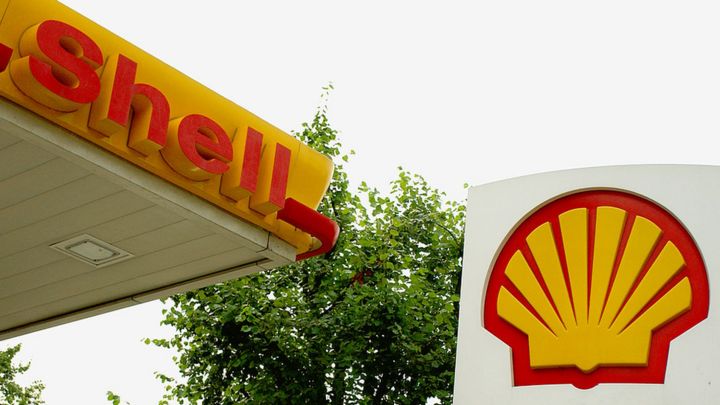 Shell cuts dividend for first time since WW2 - BBC News