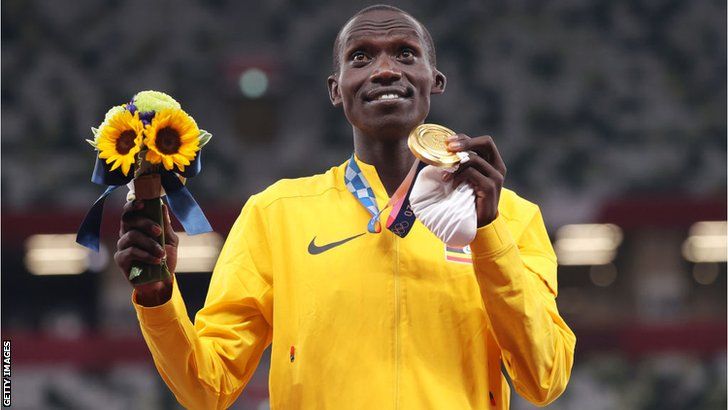 Uganda's Joshua Cheptegei with his 5,0000m Olympic gold medal at the Tokyo Games