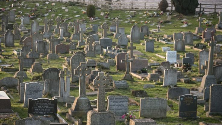 Một nghĩa trang ở Hạt Bắc Somerset, Anh Quốc. Các ngôi mộ phần lớn không cầu kỳ và chỉ có một tấm bia đá tưởng niệm.
