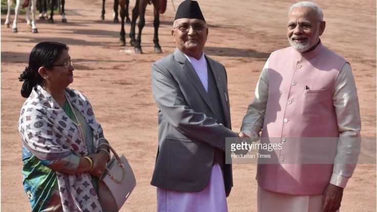 Thủ tướng Nepal KP Oli bắt tay Thủ tướng Ấn Độ Narenda Modi