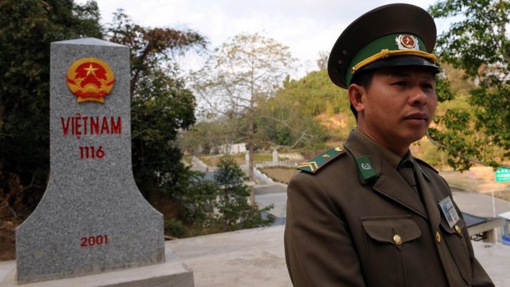 Một sỹ quan Việt Nam bên cột mốc biên giới bên phía lãnh thổ Việt Nam gần Hữu Nghị Quan, tỉnh Lạng Sơn tại biên giới phía bắc với Trung Quốc. Ảnh chụp ngày 5/2/2009, ba mươi năm sau cuộc chiến.