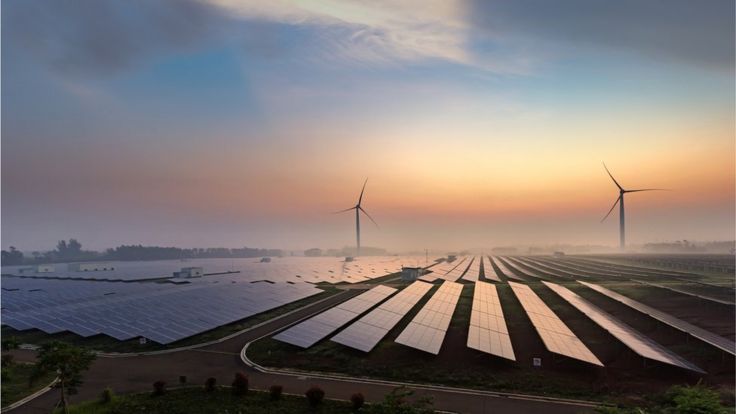 Campo de producción de energía eólica y solar.