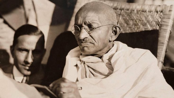 Махатма Ганди, потомственный вегетарианец, всего один раз в жизни попробовал мясо - под влиянием друга, когда был подростком