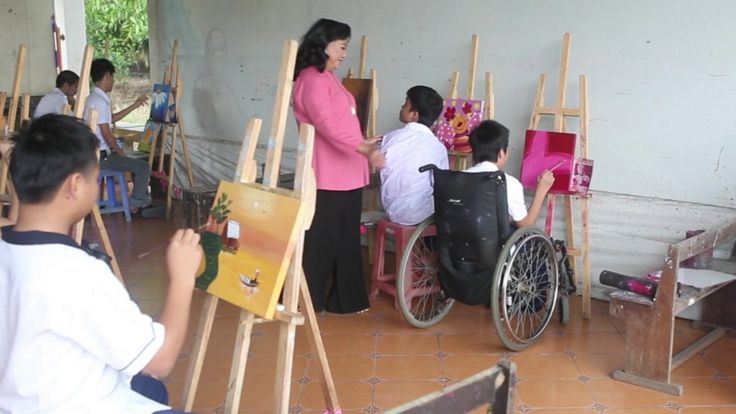 Nghệ sĩ Kim Cương tới thăm Trung tâm dạy nghệ cho người khuyết tật