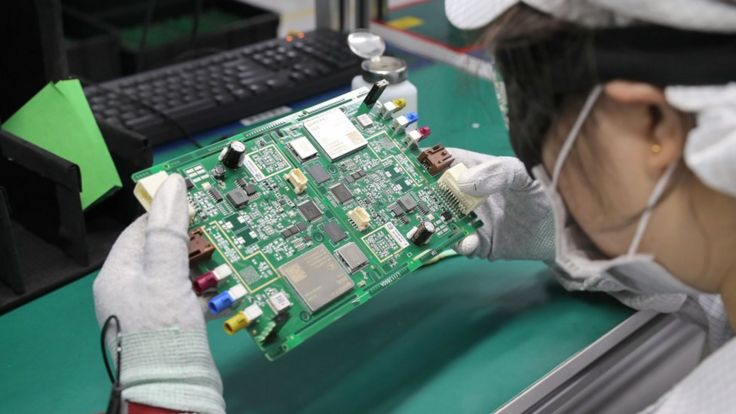 Mulher trabalha em fábrica na província de Jiangsu, na China