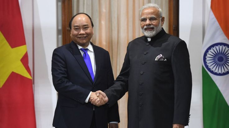 Thủ tướng Việt Nam Nguyễn Xuân Phúc bắt tay Thủ tướng Ấn Độ Narendra Modi ở Hội nghị Cấp cao ASEAN-Ấn Độ tháng Giêng 2018