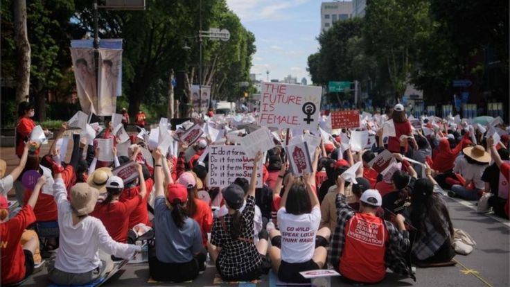 Mujeres protestan contra la pornografía hecha con cámaras ocultas en lugares públicos en Corea del Sur.
