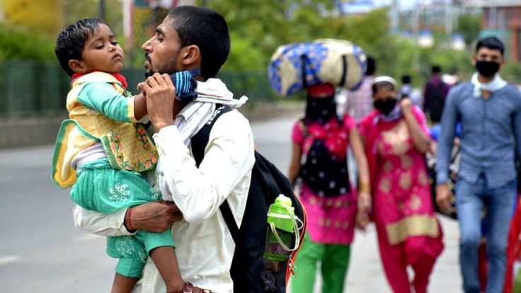 900 கி.மீ நடந்து சொந்த ஊருக்கு செல்லும் கூலித் தொழிலாளர்கள்