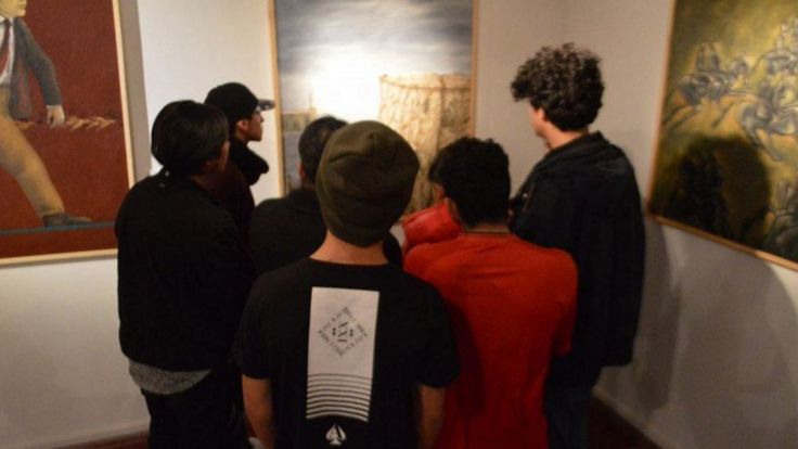 Menores visitando galería.