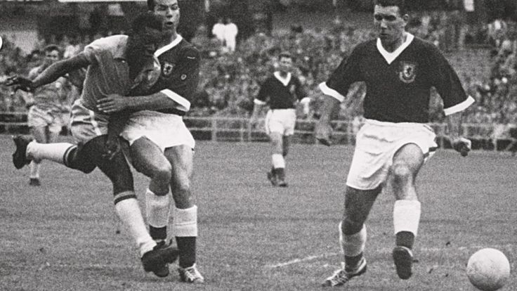 Pele năm 17 tuổi (ngoài cùng, bên trái) vượt qua hai hậu vệ xứ Wales trong tứ kết World Cup năm 1958.