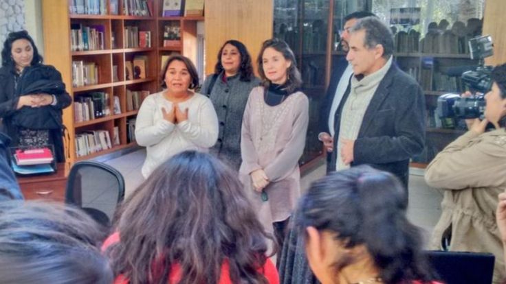 Solange Huerta con grupo de gente