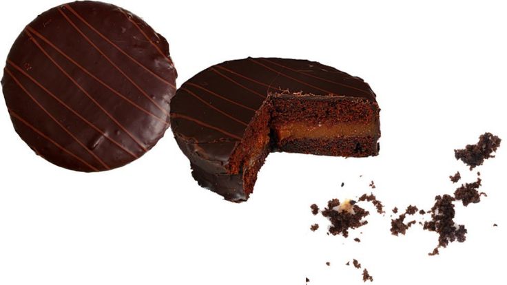 Torta de chocolate entera, sin un tercio y plato con sólo moronas