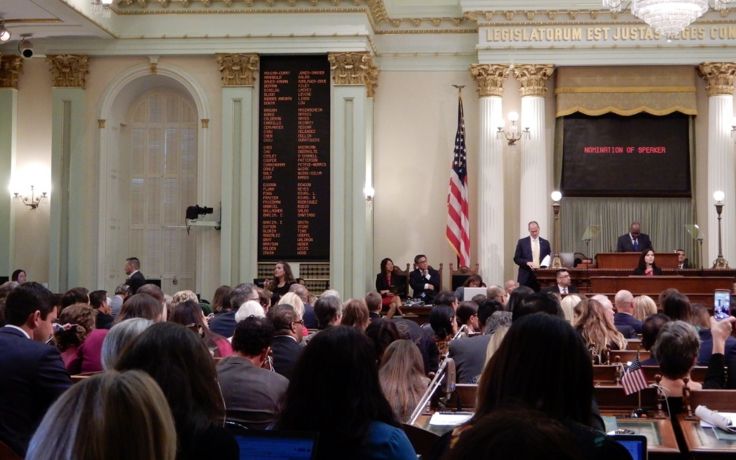 Phòng họp của hạ viện California trong lúc tuyên thệ nhận chức các dân biểu