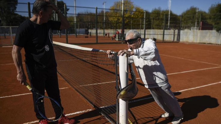不能停，不会停。阿根廷人埃尔玛扬（Artyn Elmayan）正在打网球前的拉伸运动，他在亚美尼亚出生，已经100岁了。