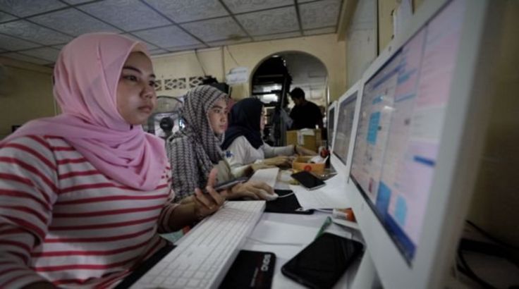 Đội admin của Hasan trả lời câu hỏi của khách hàng và nhận đơn hàng cả ngày lẫn đêm