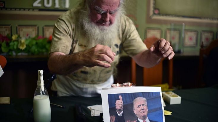 Brujo le pone un hechizo a Trump