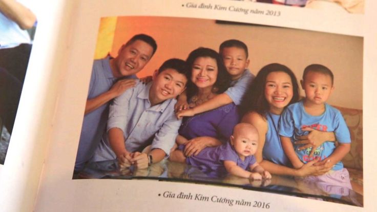 Ảnh gia đình chụp từ cuốn Hồi kỳ Kim Cương
