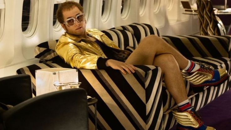 Taron Egerton jako Elton John