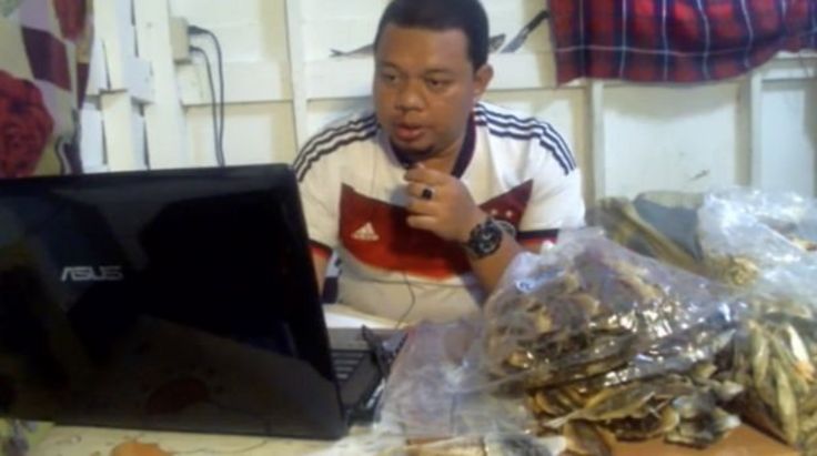 Hasan chuẩn bị cho một show bán hàng trên Facebook Live