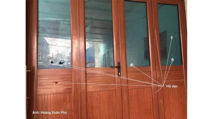Vết đạn loang lổ trên cánh cửa nhà ông Lê Đình Kình