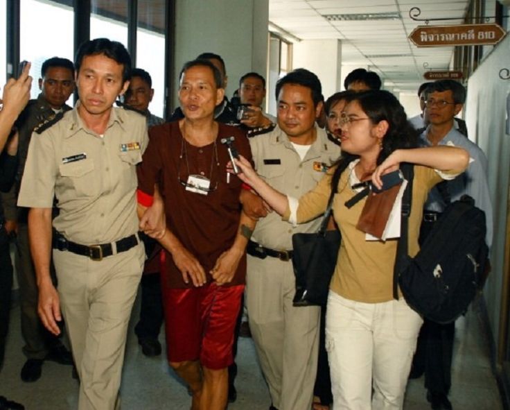 Lý Tống, lúc ấy 58 tuổi, được đưa từ nhà tù Thái Lan ra toà án, tháng 9/2006