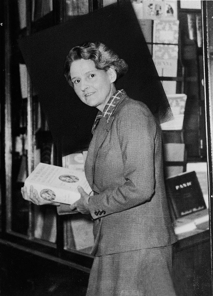 Сильвия Бич в своем книжном магазине Shakespeare & Company на улице Дюпюитрен, 8, Париж, Франция, 1930-е