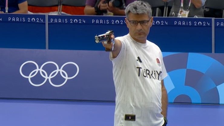 Yusuf Dikec shoots during the Olympic final